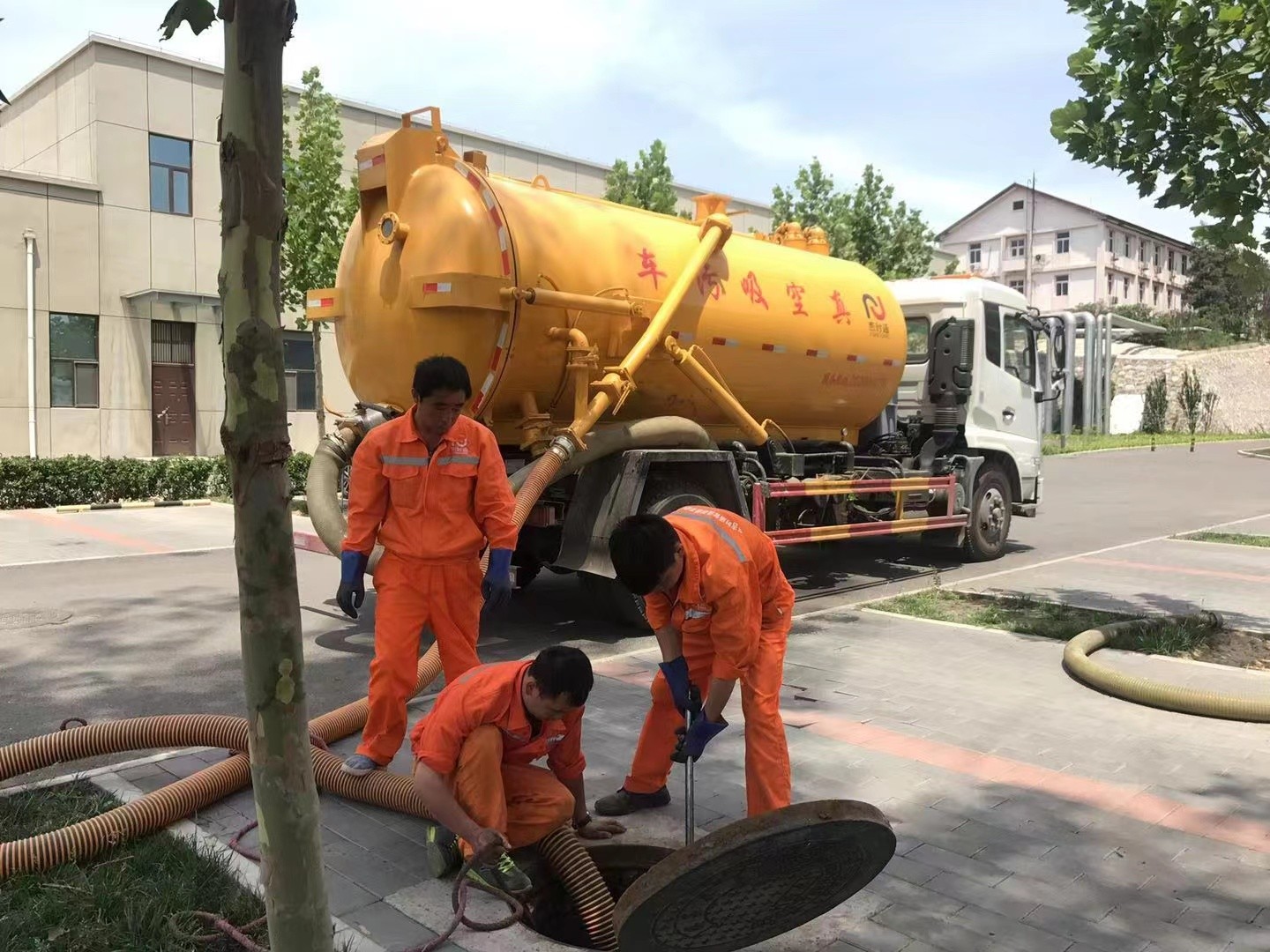 幽兰管道疏通车停在窨井附近