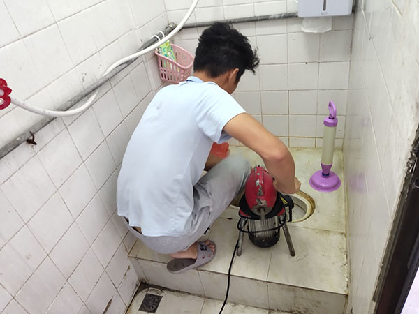 幽兰管道堵塞冒臭气 专业师傅现场解决问题