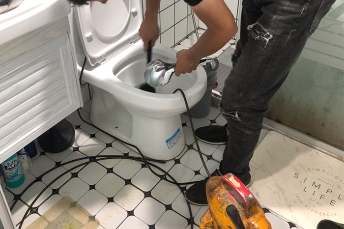 幽兰马桶堵塞自己疏通还是找师傅?专业上门服务让你省时更省心